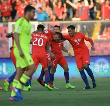 Chile's Esteban Paredes (C) celebrates with teammates after scoring against Venezuela during their 2018 FIFA World Cup qualifier football match in Santiago, Chile on March 28, 2017. / AFP PHOTO / Martin BERNETTI