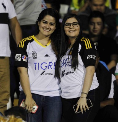 Las infartantes chicas que adornan la semifinal Real España-Marathón