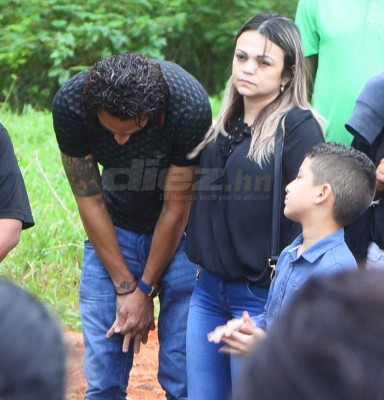 Las desgarradoras imágenes del sepelio de la madre de Kevin Hernández