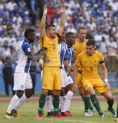 CURIOSAS: El saludo de Pinto y Postecoglou y el detalle de Boniek con los titulares