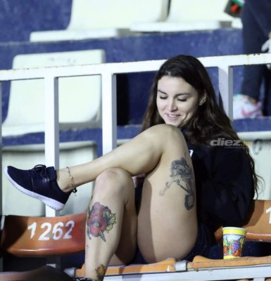 La hermosa chica que enamoró en el Nacional; la afición del Real España y el peligro del estadio capitalino