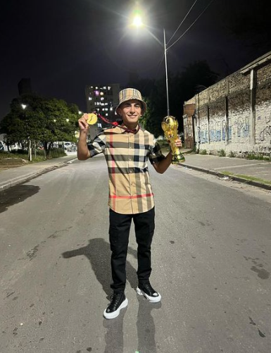 Se encubrió para no ser reconocido en las compras de Navidad y el cumpleañero: así pasaron la Nochebuena los campeones del mundo con Argentina