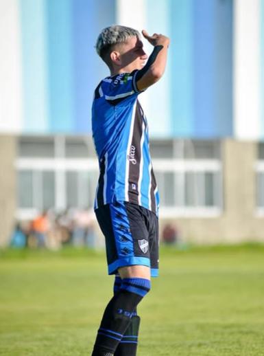 El que sepa de algo, me chifla: es profesional, lo tienen borrado en su equipo y busca nuevo club por Facebook