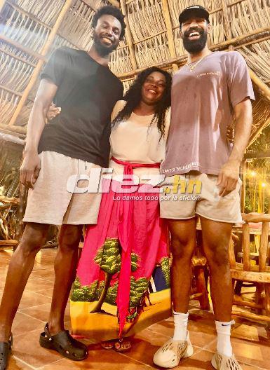 Andrew junto a Jeff Coby en su visita por la Comunidad Garífuna de Corozal.