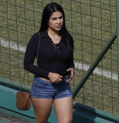 ¿Quién es la chica de rojo que engalanó el inicio de la jornada de Liga Nacional?