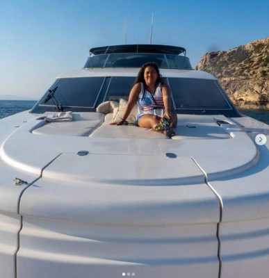 La sorprendieron con la camisa del Choco Lozano: Los privilegios que tiene Denia Cerrato al ser empleada de jugador del Atlético