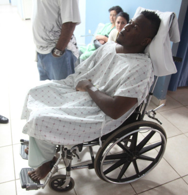 John Bodden es atendido en un centro asistencial de La Ceiba