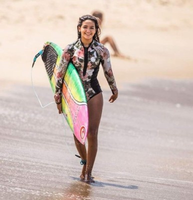 Neymar se viste de 'hippie' para celebrarle el cumpleaños a un amigo surfista en plena navidad