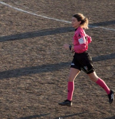 ¡Vergonzoso! Jugador se baja la calzoneta delante de una árbitro italiana en pleno juego