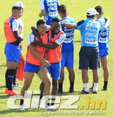 Risas, bromas y pláticas individuales de Pinto en el último entreno de Honduras