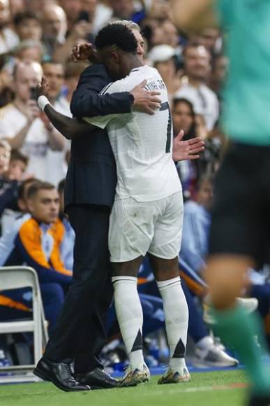 Guti señala el fichaje para reemplazar a Militao, el gesto de Vinicius y la pesadilla del Real Madrid