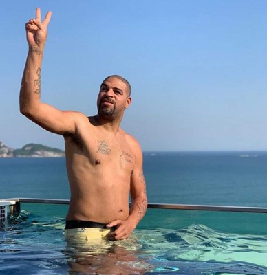 Así es la nueva vida de Adriano: vende su mansión por una millonada y se muda a un hotel; solo se llevó sus trofeos