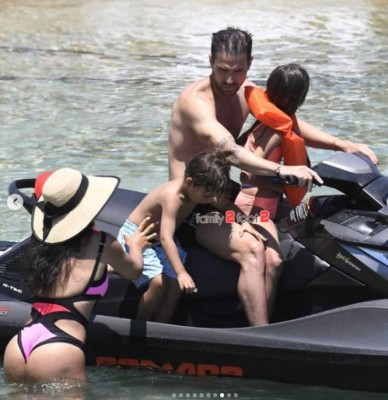 ¡Y tiene 46 años! La modelo libanesa y esposa de Cesc Fábregas deslumbra en sus vacaciones