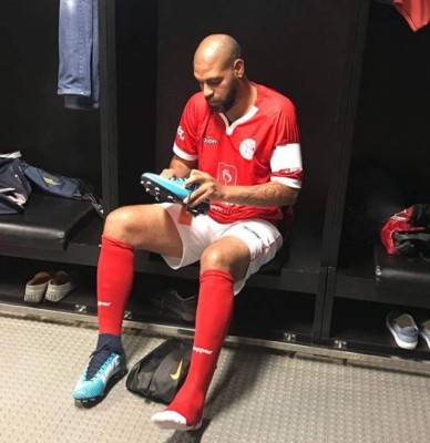 El gran giro que ha dado la vida de Adriano, el crack que volverá al fútbol