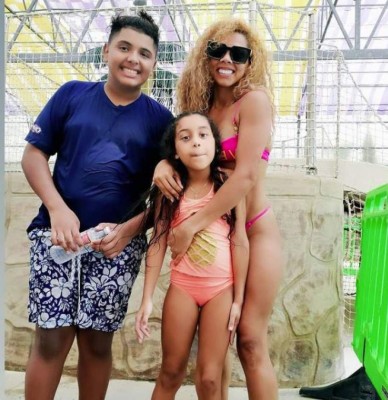 Sandy, la sexy catracha que deslumbró en el BBVA Stadium en el Honduras-Panamá por Copa Oro