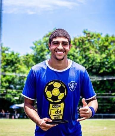 Hijo de Adriano firma su primer contrato en Europa: el club que lo fichó y el increíble parecido con su padre