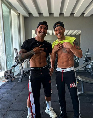 “Está hecho una bestia”: la tremenda transformación física de Mesut Özil tras el retiro del fútbol