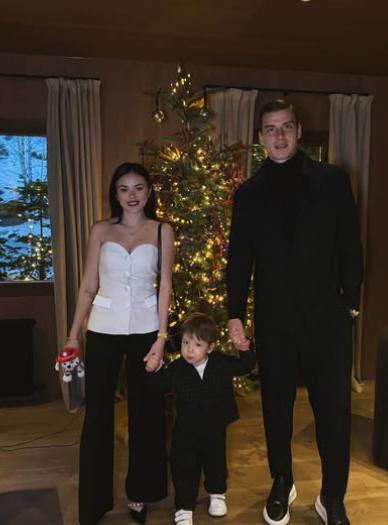 Futbolistas del Real Madrid festejan la Navidad con sus espectaculares novias y el mensaje de Florentino Pérez