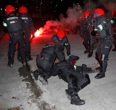 GRAF7701. BILBAO, 22/02/2018.- Un ertzaina - en la imagen- ha muerto esta noche en el Hospital de Basurto tras sufrir un infarto durante los enfrentamientos que se han producido cerca del estadio de San Mamés antes del partido de la Liga Europa entre el Athletic de Bilbao y el Spartak de Moscú, según han informado a Efe fuentes policiales. EFE/Luis Tejido