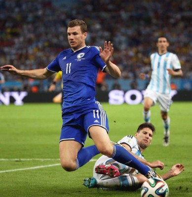 Messi saca su garra: Argentina gana 2-1 a Bosnia.