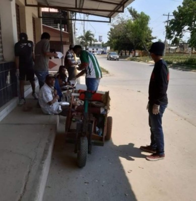 ¡Ejemplar! Barras de Olimpia y Marathón ayudan a personas dándoles comida