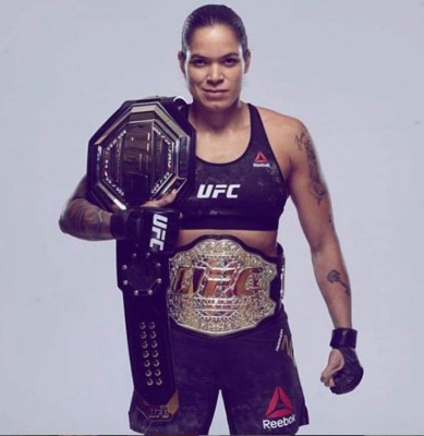 Amanda Nunes, posa de forma intima en Instagram con sus cinturones de campeona de la UFC