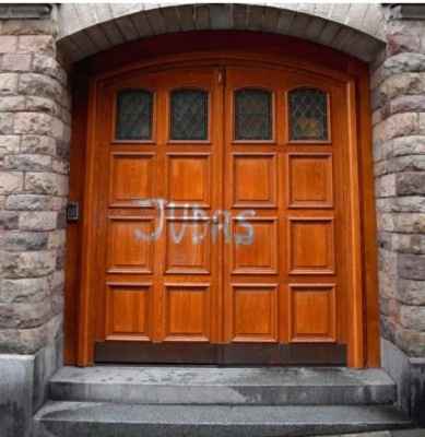 Zlatan Ibrahimovic se hace dueño de un club y los hinchas del Malmo destrozan su casa y queman su estatua