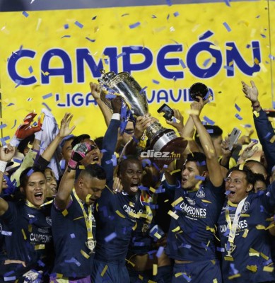 ¡Del llanto de tristeza a la felicidad! Rubilio Castillo cierra un semestre agridulce