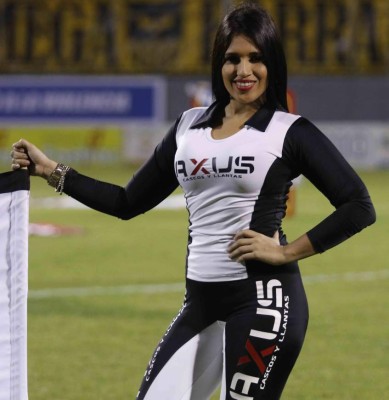Las infartantes chicas que adornan la semifinal Real España-Marathón