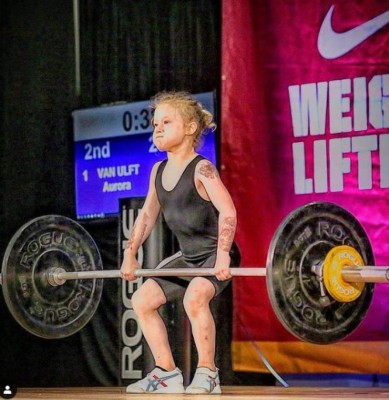 Así es la niña de siete años que se convirtió en la más fuerte del mundo al levantar 80 kg