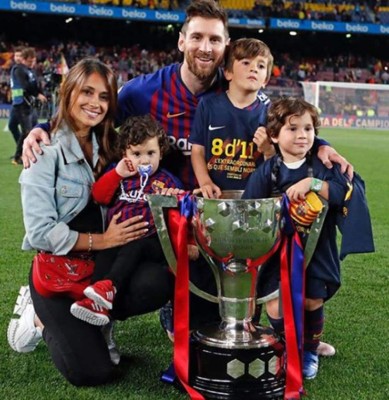 Fiesta, cariño y muchas fotografías: Así celebraron las parejas de los jugadores del Barcelona el título Liga &nbsp;&nbsp;