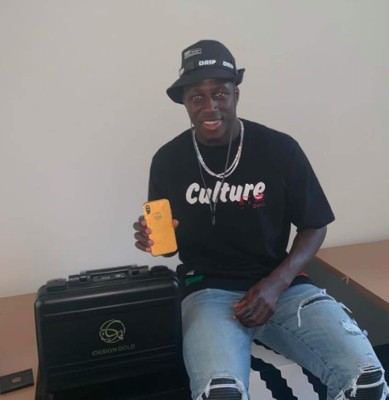 La nueva moda de los futbolistas: Presumen tener celulares bañados en oro&nbsp;&nbsp;