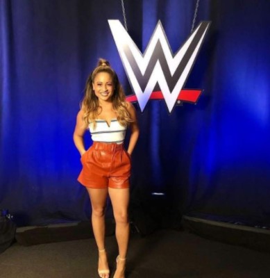 Así es la guapa presentadora de la WWE que desveló su orientación sexual y fue atacada en redes