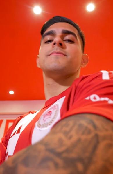 Con un carro de lujo y tirando magia: así fue presentado Luis Palma por Olympiacos en su regreso a Grecia