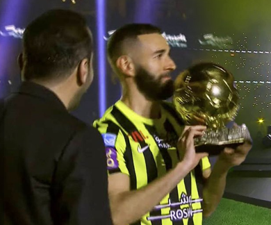 ¡Tremenda locura en Arabia! Benzema es presentado por el Al Ittihad ante más de 60 mil aficionados y exhibe el Balón de Oro