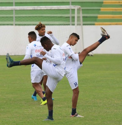 Roger Espinoza y su look se roba las miradas en entreno de Honduras