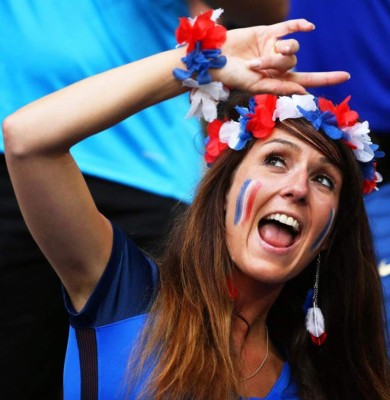 Bellas y ardientes albanesas calentaron la Eurocopa en el juego ante Francia