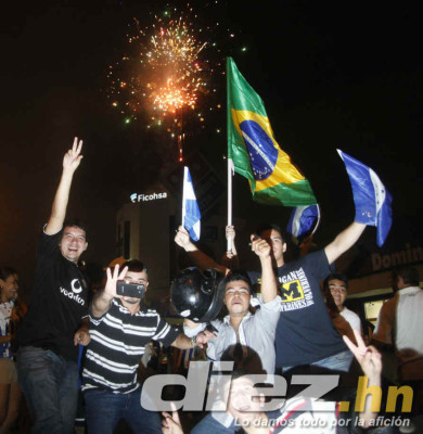 Hondureños celebrando clasificación al Mundial