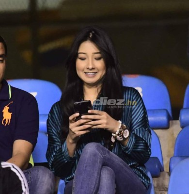 Hermosas chicas adornan la final Olimpia-Real España en el estadio Olímpico