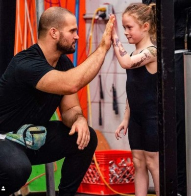 Así es la niña de siete años que se convirtió en la más fuerte del mundo al levantar 80 kg