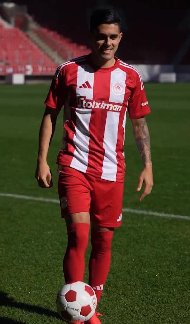 Con un carro de lujo y tirando magia: así fue presentado Luis Palma por Olympiacos en su regreso a Grecia