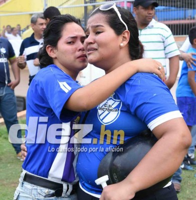 FOTOS: Drama y lágrimas de los aficionados del Victoria tras el último juegos en la Liga