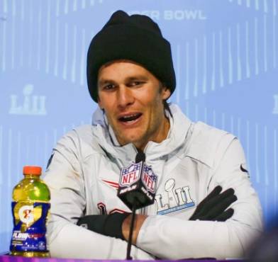 THM20. SAINT PAUL (EE.UU.), 29/01/2018.- El jugador Tom Brady de New England Patriots responde preguntas de al prensa hoy, lunes 29 de enero de 2018, durante la Noche de Lanzamiento del Super Bowl LII, en el Xcel Energy Center, en Saint Paul, Minnesota (Estados Unidos). El Super Bowl LII será jugado en el U.S. Bank Stadium, en Minneapolis, Minnesota (Estados Unidos), el 4 de febrero entre Philadelphia Eagles y New England Patriots. EFE/ERIK S. LESSER