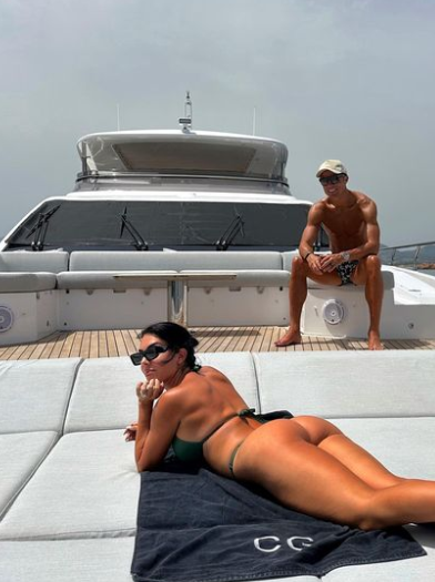 Georgina Rodríguez exhibe sus curvas en las vacaciones con Cristiano Ronaldo: “Los amantes de la playa”