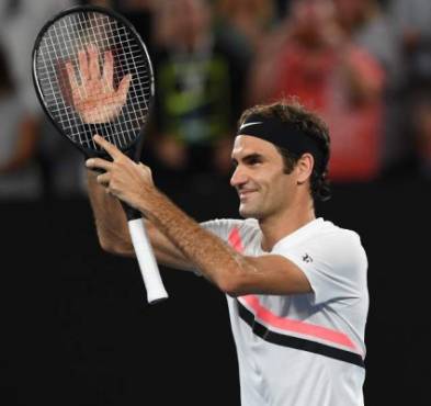 EPA4145. MELBOURNE (AUSTRALIA), 24/01/2018. El tenista suizo Roger Federer celebra su pase a las semifinales del Abierto de Australia tras vencer al checo Tomas Berdych en el partido de cuartos de final disputado en Melbourne, Australia, hoy 24 de enero de 2018. EFE/ Lukas Coch PROHIBIDO SU USO EN AUSTRALIA Y NUEVA ZELANDA