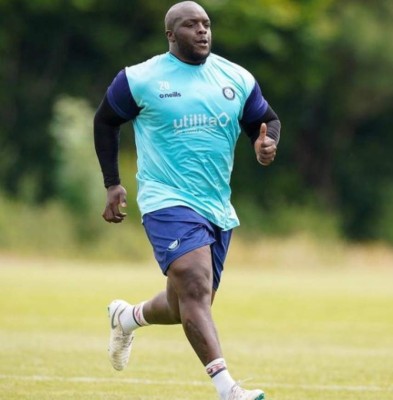 El calvario que vive Adebayo Akinfenwa, el futbolista de más de 220 libras: 'Me está matando'