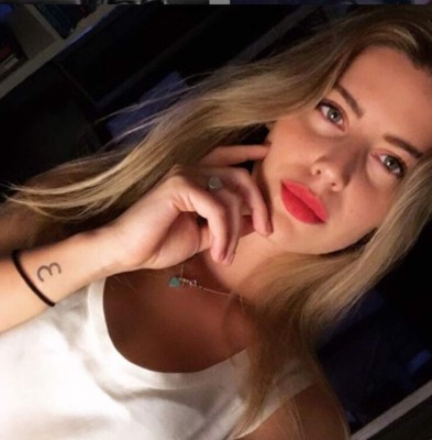 ¡Vergonzoso! Jugador se baja la calzoneta delante de una árbitro italiana en pleno juego