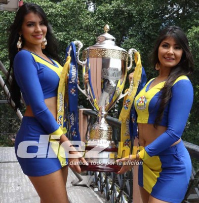 FOTOS: Clara y Bella, las muñecas que adornaron la Copa de campeón