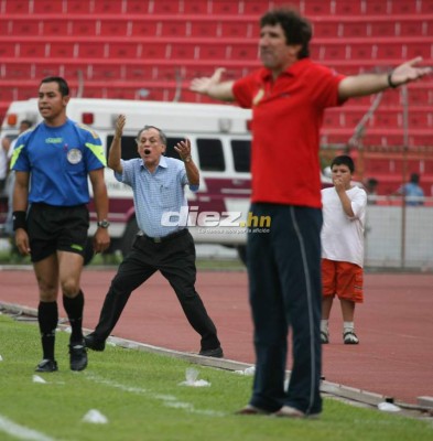 Técnico y ser humano ejemplar: Las 20 fotografías imborrables de 'Chelato' Uclés en su paso por el fútbol