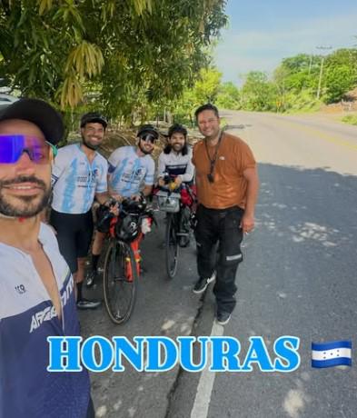 Pedaleó por 11 países para llegar al Mundial y no pudo entrar a USA: el duro motivo